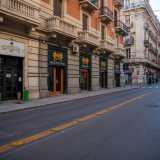 Concludiamo il tour nel quartiere Umbertino, dove in via De Giosa un�insegna bianca recita a caratteri cubitali dorati il nome di Barberia Kingsman, sotto la quale gira il classico cilindro
